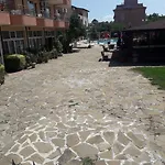 Hotel Black Sea - Breakfast, Pool & Free Parking