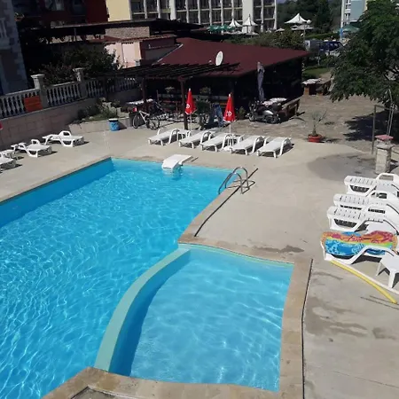 Black Sea - Breakfast, Pool & Free Parking Hotel