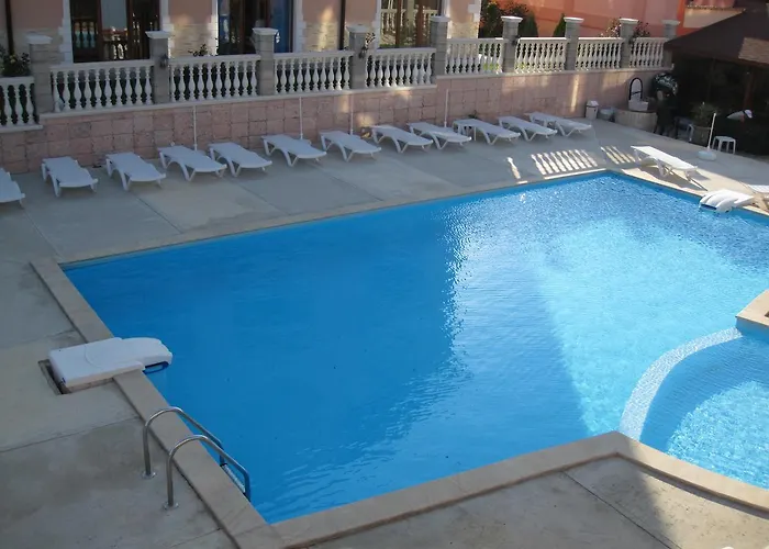 Black Sea - Breakfast, Pool & Free Parking